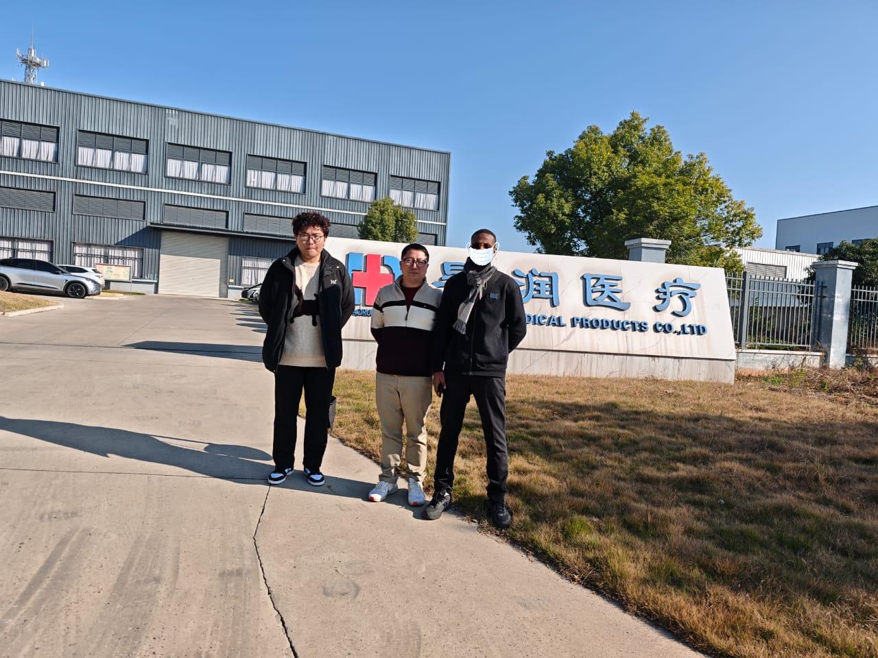 Klient z Afryki odwiedza naszą fabrykę 15 grudnia 2025 r.: wspieranie potencjału pogłębionej współpracy